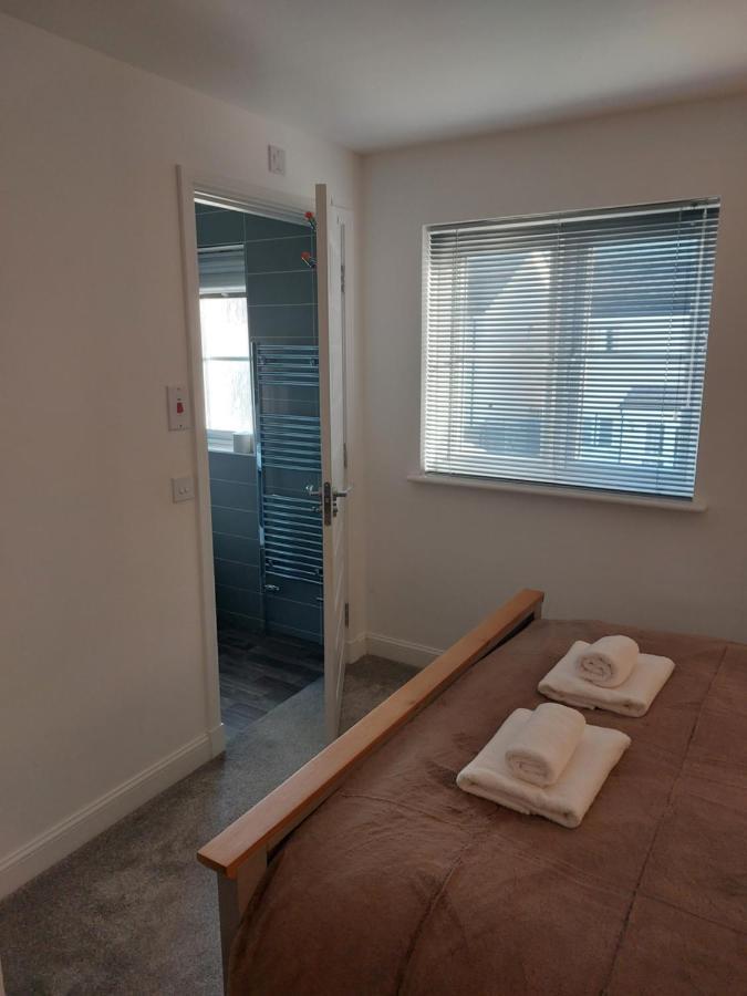 Beautiful 4-bedroom House With Private Garden & Parking Vakantiehuis *