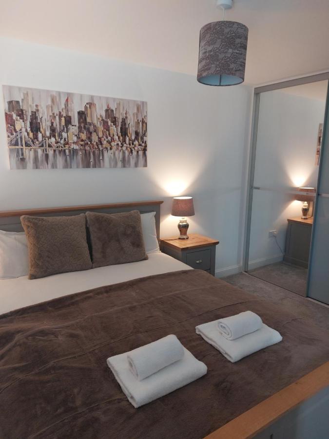 Vakantiehuis Beautiful 4-bedroom House With Private Garden & Parking EDI