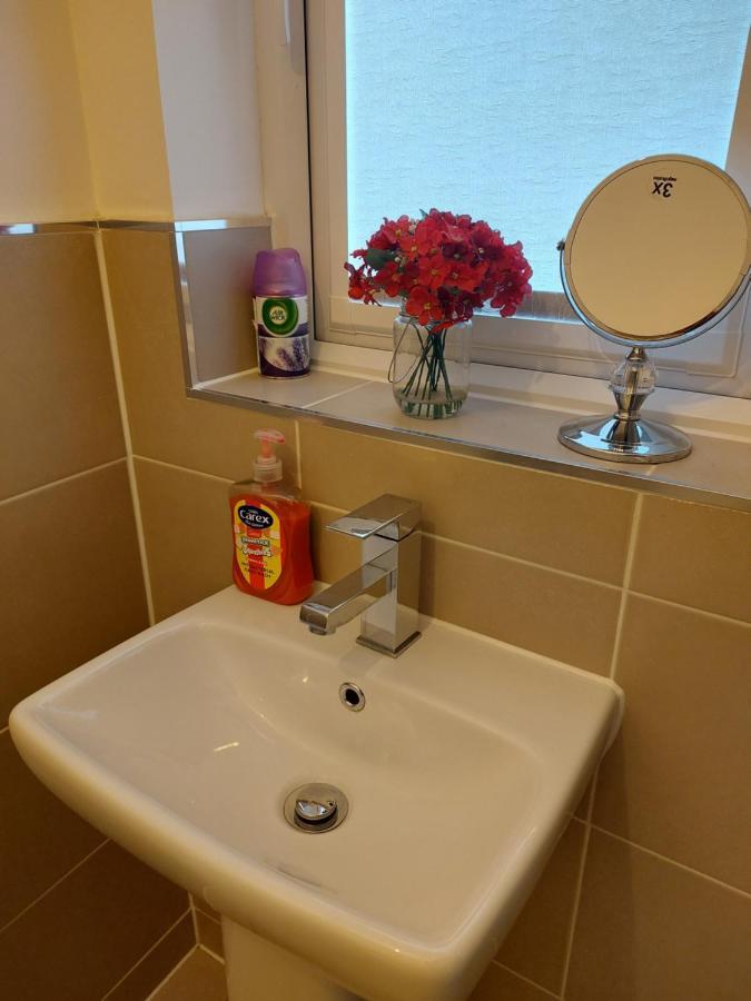 Beautiful 4-bedroom House With Private Garden & Parking Vakantiehuis *