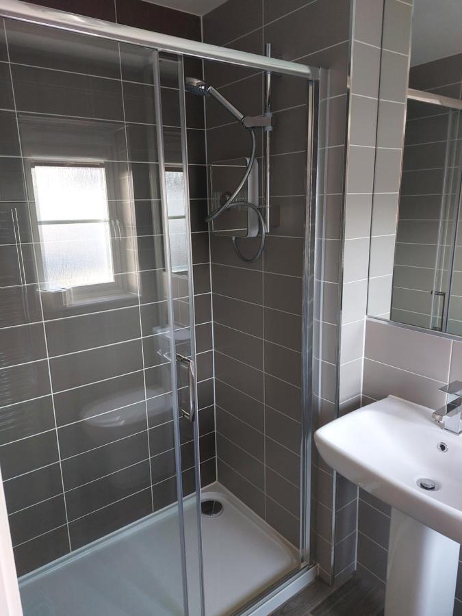 Beautiful 4-bedroom House With Private Garden & Parking Vakantiehuis *
