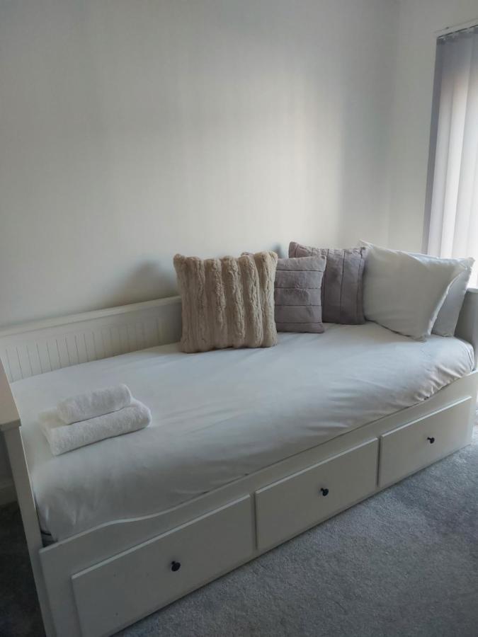 Vakantiehuis Beautiful 4-bedroom House With Private Garden & Parking