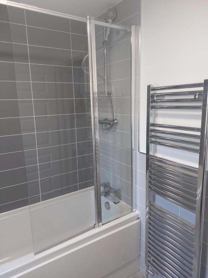 Vakantiehuis Beautiful 4-bedroom House With Private Garden & Parking EDI