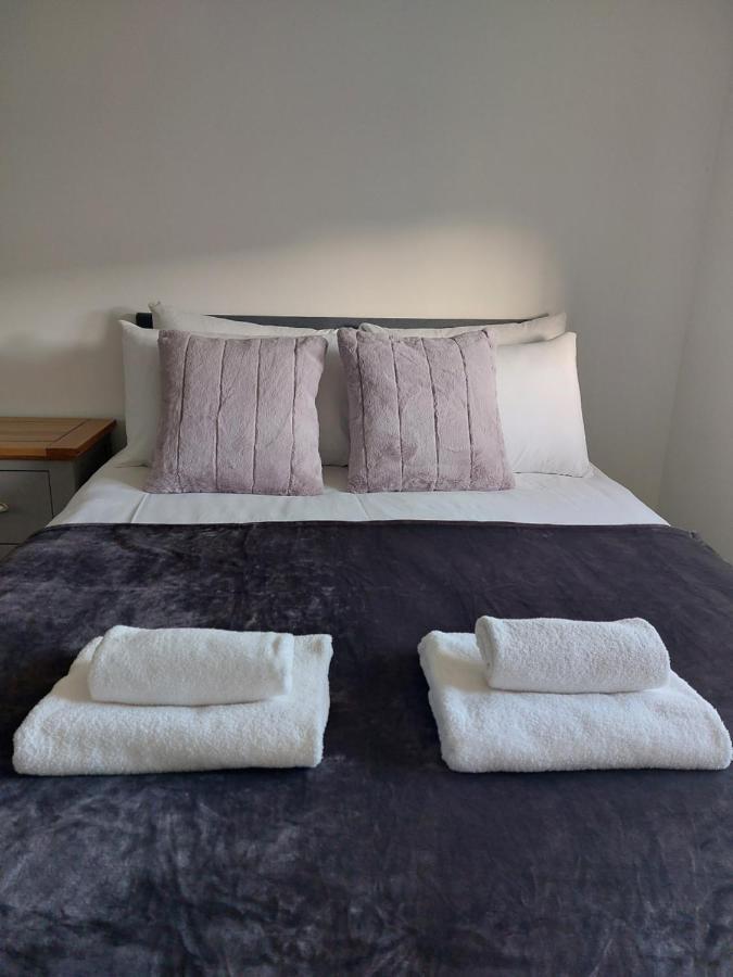 Vakantiehuis Beautiful 4-bedroom House With Private Garden & Parking EDI