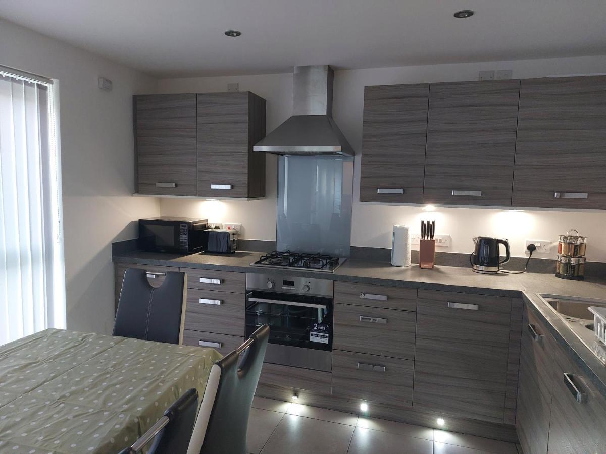 Vakantiehuis Beautiful 4-bedroom House With Private Garden & Parking