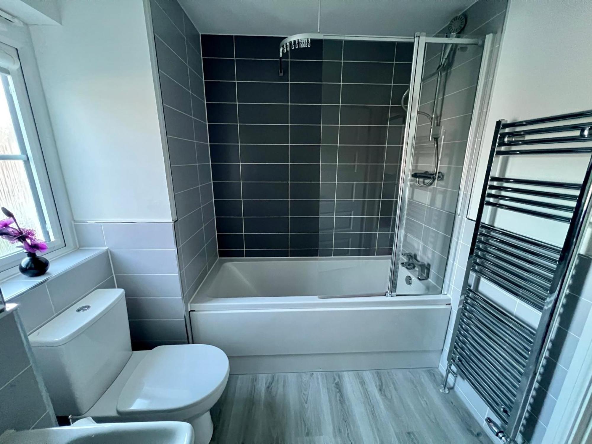 Vakantiehuis Beautiful 4-bedroom House With Private Garden & Parking
