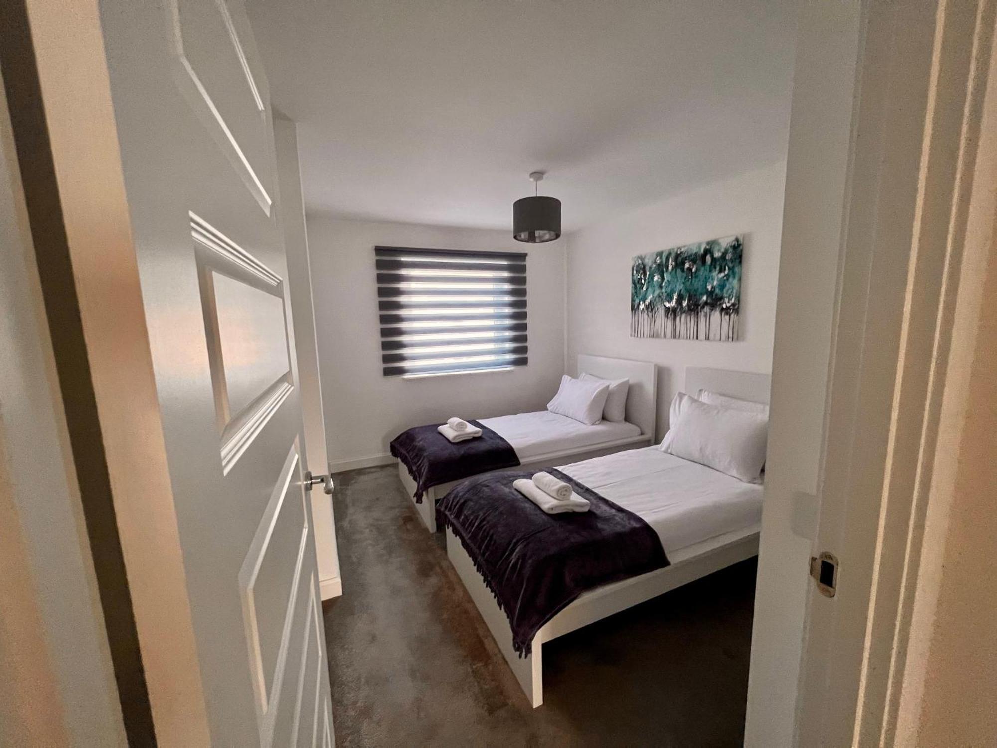 Beautiful 4-bedroom House With Private Garden & Parking Vakantiehuis