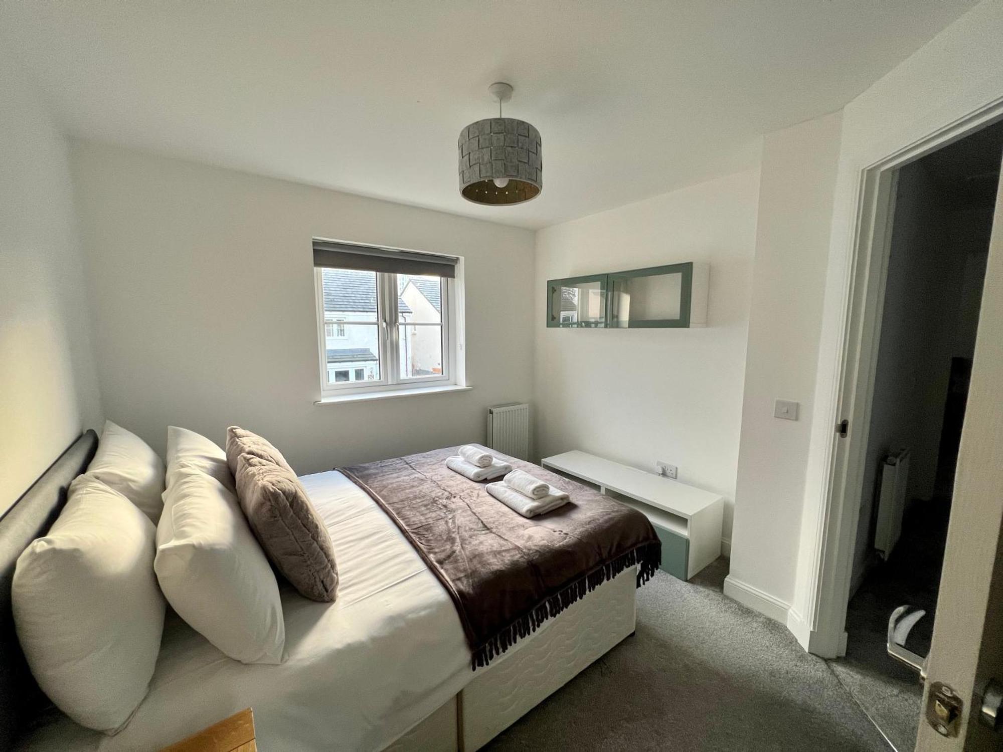 Vakantiehuis Beautiful 4-bedroom House With Private Garden & Parking EDI