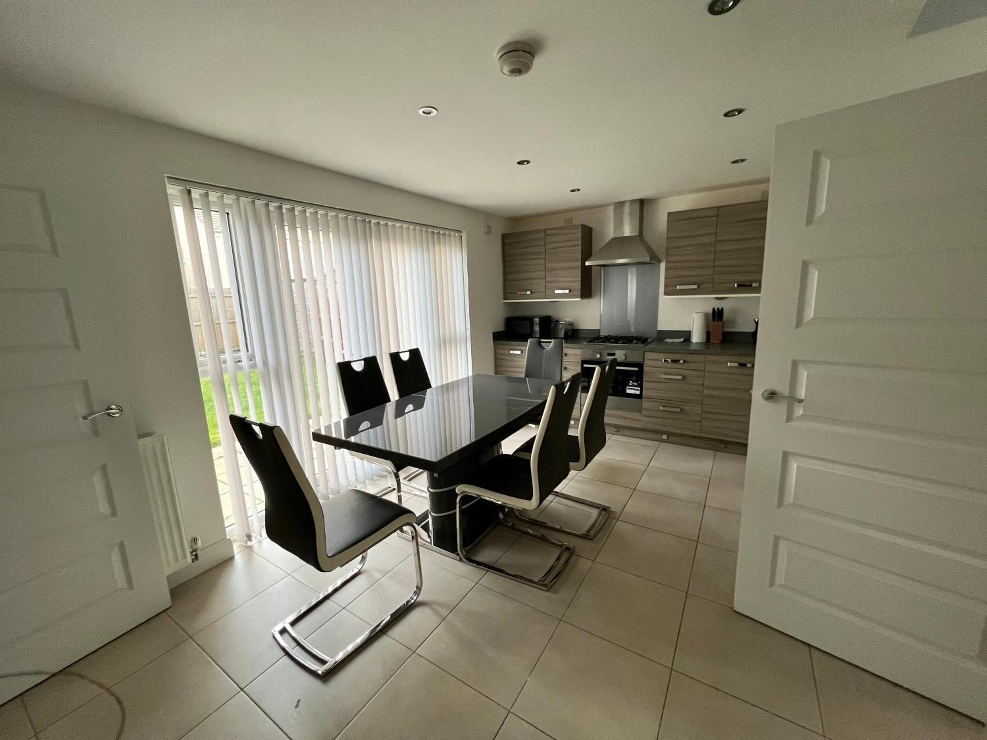 Vakantiehuis Beautiful 4-bedroom House With Private Garden & Parking EDI
