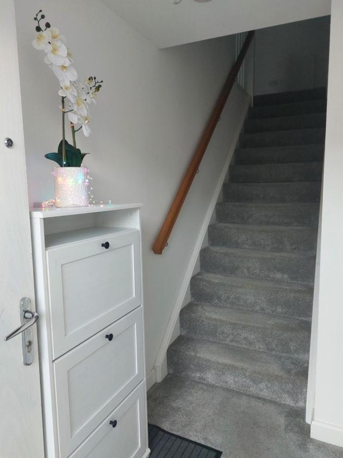 Hébergement de vacances Beautiful 4-bedroom House With Private Garden & Parking